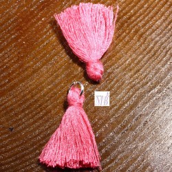 10 pompons breloque coton couleur fuchsia  25x5mm