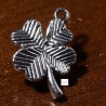 10 breloques trèfle métal argenté ciselées 18x12mm