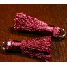 2 pompons de soie bordeaux montés sur anneau or 30x15mm