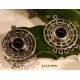 2 pendentifs connecteurs chandeliers métal argenté +cabochon noir  39x31mm