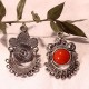 2 chandeliers connecteur métal argenté  et cabochon rouge 28x18mm