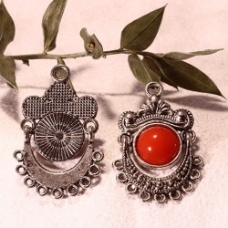 2 chandeliers connecteur métal argenté  et cabochon rouge 28x18mm