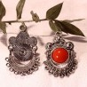 2 chandeliers connecteur métal argenté  et cabochon rouge 28x18mm