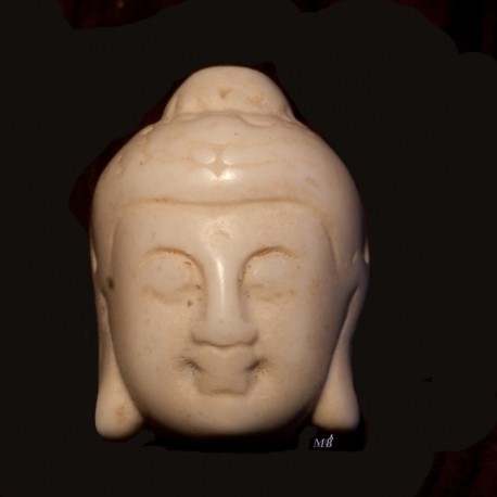 2 perles têtes  de bouddha en Howlite  teintée blanc crème  en relief 29x20mm