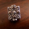 10 perles intercalaires rectangle métal argenté motifs reliefs 12x9mm
