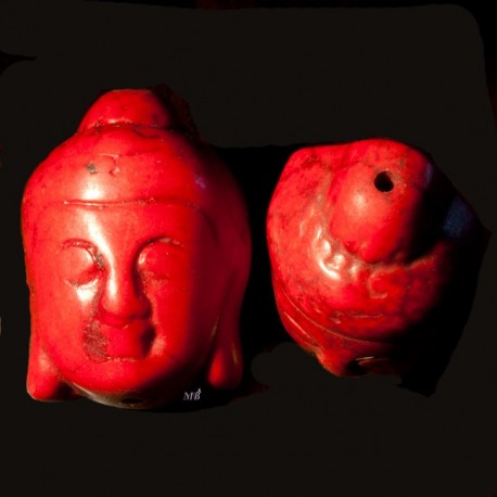 6 perles têtes  de bouddha en Howlite  teintée rouge  en relief 29x20mm