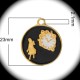 1breloque médaillon  émaillé bordure doré Alice et l'horloge" fond noir  23mm