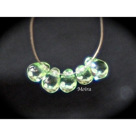 20 perles verre de bohème goutte  couleur péridot 6x4mm