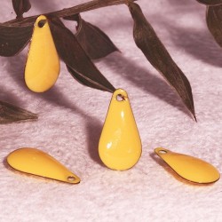 4 sequins goutte émaillés  jaune  laiton 10x6mm