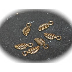20 breloques feuilles miniatures réversible métal couleur bronze 14x6mm
