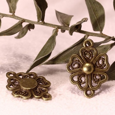 10 connecteurs fleur bronze plat en relief 21x15mm