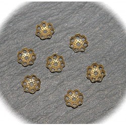20 calottes coupelles forme fleur ciselées miniatures 5mm