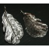 2 breloques feuille GM métal argenté 50x24mm