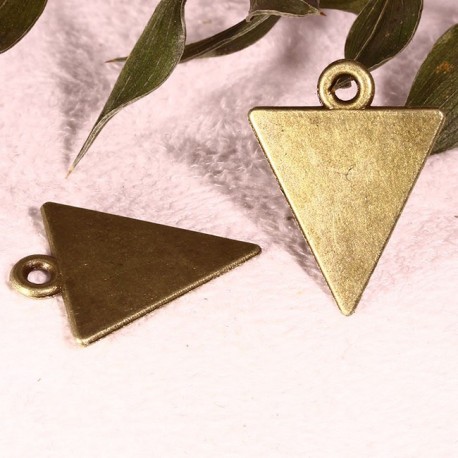 6 breloques triangle  bronze lisse plate 23x18mm