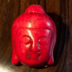 2 perles têtes  de bouddha en Howlite  teintée rouge  en relief 29x20mm