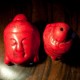2 perles têtes  de bouddha en Howlite  teintée rouge  en relief 29x20mm