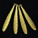 8 breloques longues gouttes martelées dorées  43x6mm