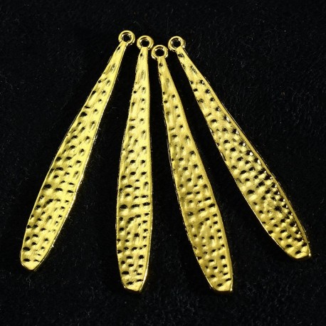 8 breloques longues gouttes martelées dorées  43x6mm