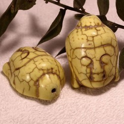 2 perles têtes  de bouddha en Howlite  teintée jaune pale en relief 29x20mm