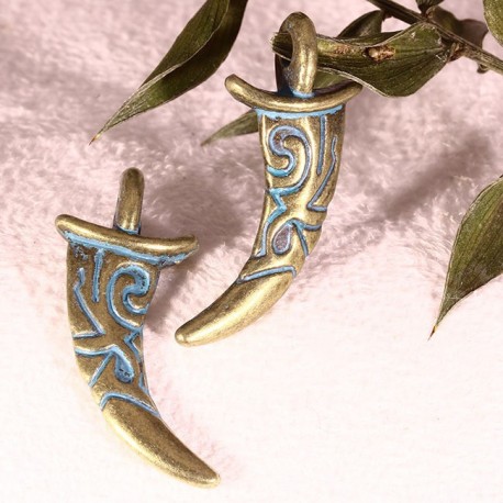 2 breloques corne tribal patine vert de gris 30x13mm