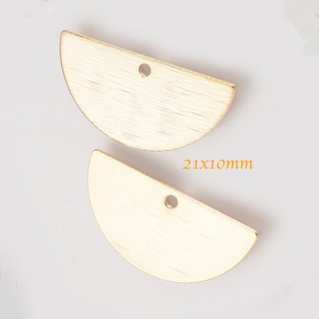 sequins x4  demi lune laiton plaque or strié 21x10mm