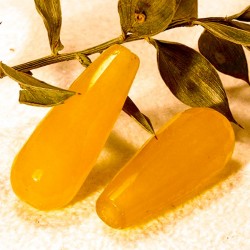 1 goutte  de jade couleur jaune  facetté 29x11mm
