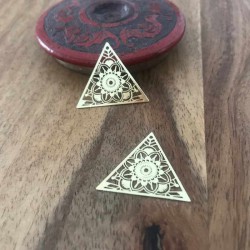 4 Pendentifs estampe laser laiton plaqué or 25mm triangle